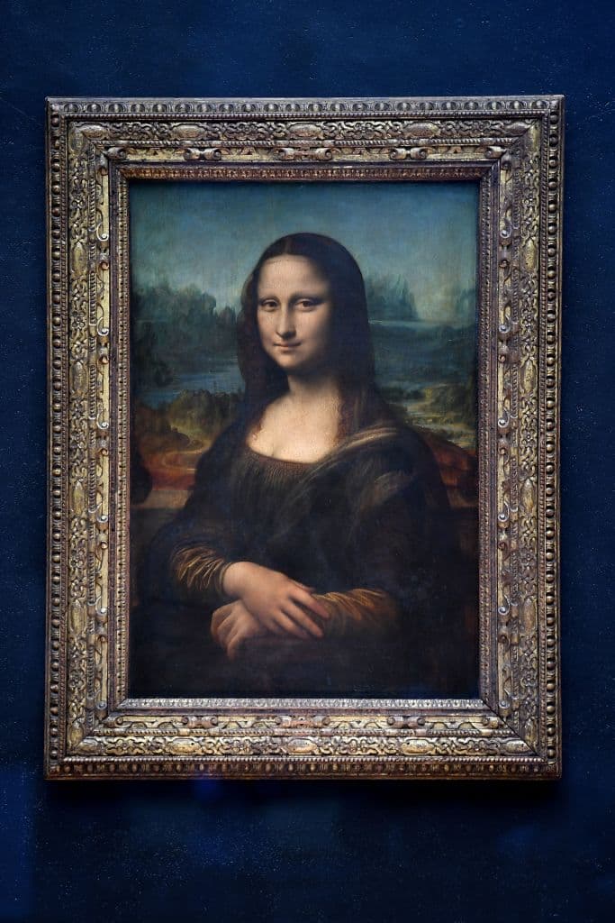<b>Mona Lisa - Leonardo Da Vinci</b>
<br>No cabe duda que la Mona Lisa es la obra más conocida de la historia, gracias a su enigmática sonrisa que fue creada de una manera aún desconocida. Ésta es posiblemente la obra con más ataques registrados; 
<a href="https://www.univision.com/entretenimiento/cultura-pop/objetos-historicos-perdidos-robados-recuperaron">primero, en 1911, fue robada y tras ser recuperada volvió a ser colgada en el museo de Louvre. </a>