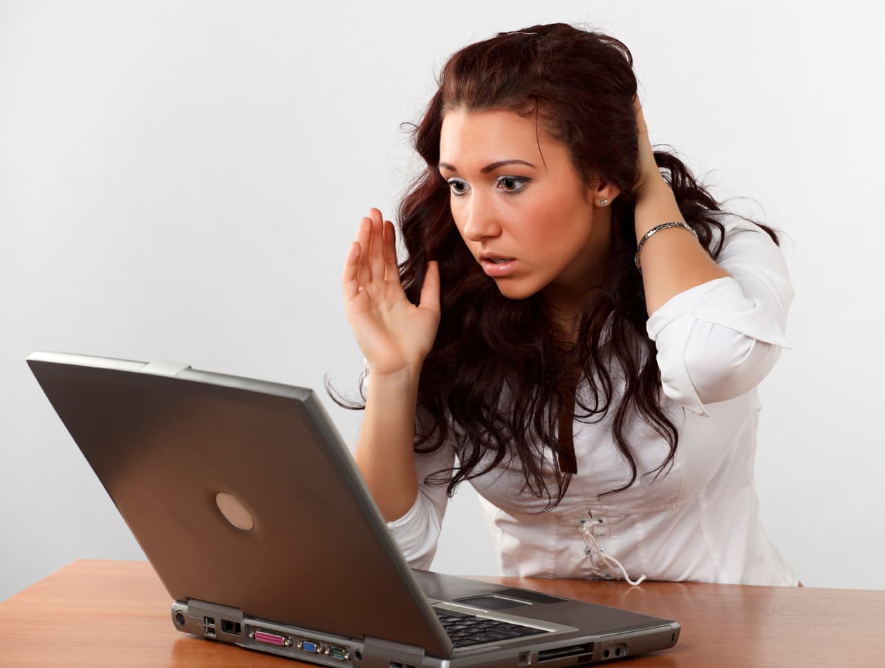 <b>4.- No creas en las llamadas o correos alertando virus en computadoras o teléfonos</b>
<br>
<br>El experto en ciberseguridad, advierte que hay que hacer caso omiso a las llamadas de falsos representantes de empresas como operadores de teléfono o proveedores de internet pidiendo acceso a tu red para verificar fallas.
<br>