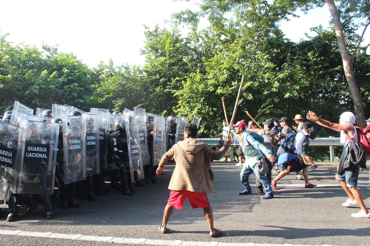 Funcionarios de la Guardia Nacional estaban siguiendo la 
<a href="https://www.univision.com/noticias/inmigracion/a-pesar-del-miedo-disparos-enfermedades-caravana-de-migrantes-sigue-viaje-al-df">caravana de los migrantes</a> y al parecer habían intentado detener a algunos de ellos, principalmente centroamericanos, cuando un pequeño grupo de hombres empezó a lanzar piedras a dos vehículos cargados de guardias. Las cosas se salieron de control y comenzó una batalla campal.
