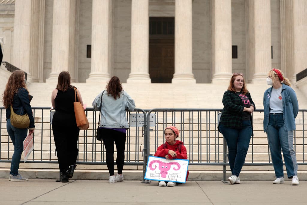 Desde muy temprano, manifestantes en favor al derecho a decidir llegaron frente al máximo tribunal en Washington, DC. Este martes Joe Biden llamó a los estadounidenses a votar en las elecciones legislativas de noviembre para 
<b>defender el derecho "fundamental" al aborto.</b>