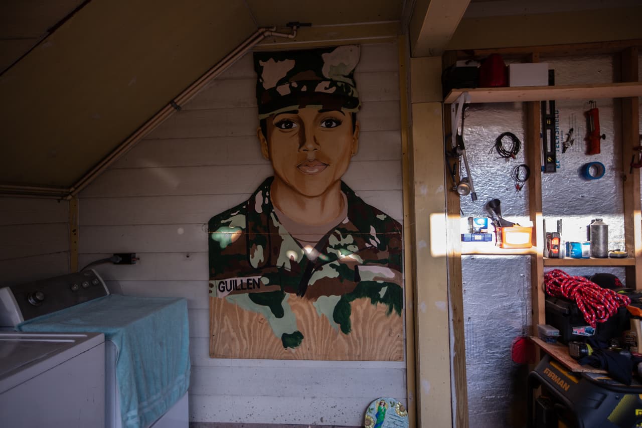 Un mural de Vanessa pintado en madera cuelga en el patio trasero de la casa de la familia Guillén en Houston, Texas.