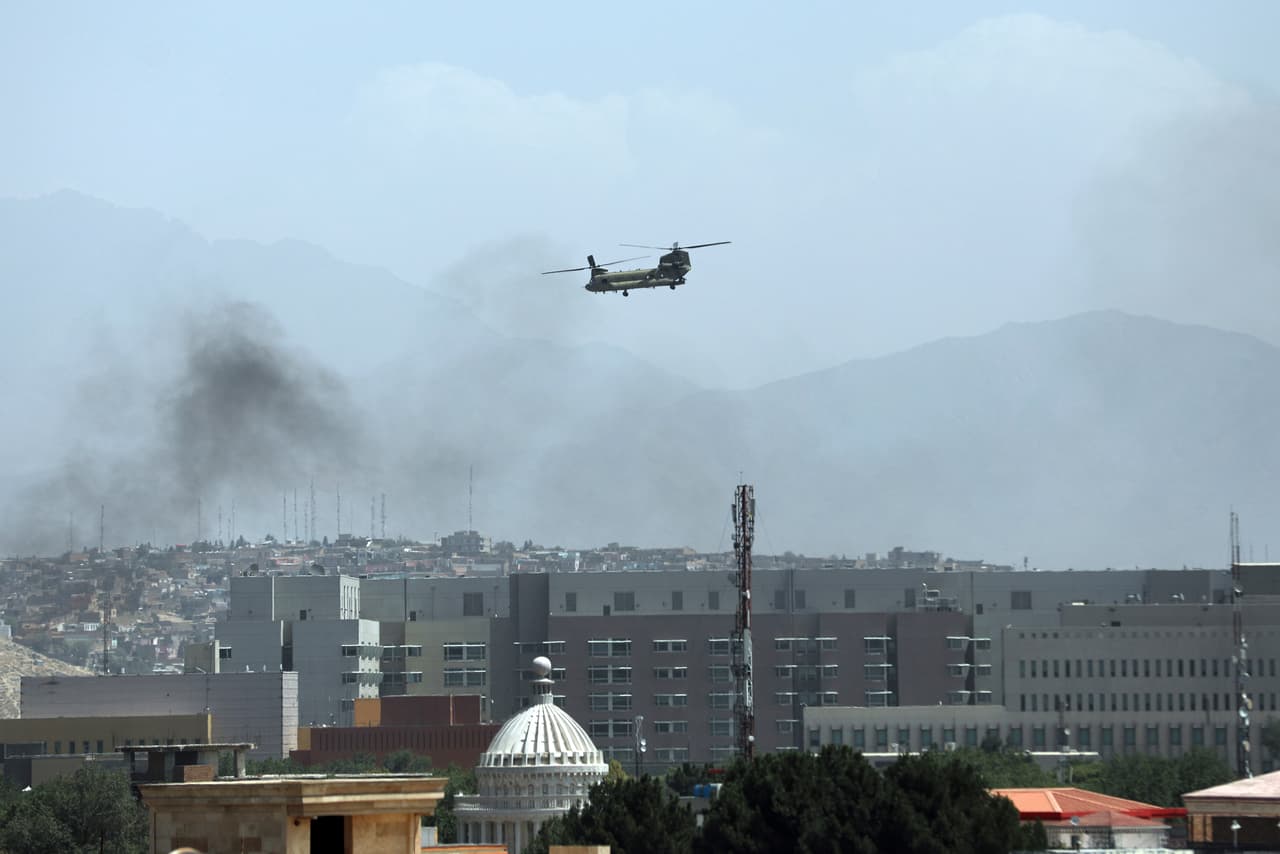 El presidente Ashraf Ghani huyó a Emiratos Árabes Unidos y el 15 de agosto el Talibán entro triunfante en la capital. De manera apresurada, Estados Unidos comenzó a sacar al personal de la embajada en helicópteros hacia el aeropuerto, el último bastión que controla en Afganistán junto a sus aliados.
<br>
<br>Estados Unidos anunció que enviaría de nuevo tropas, pero solo para mantener el control del aeropuerto y evacuar sus ciudadanos, así como a aliados afganos y extranjeros ligados a las embajadas de los países aliados.
<br>