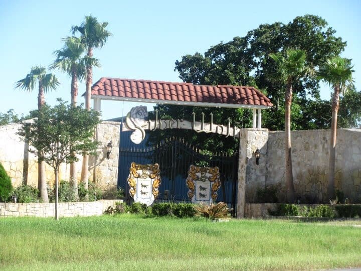"Es un rancho enorme, enorme; tiene varios acres", describe Todd Bensman, quien siendo periodista del diario San Antonio Express-News descubrió en 2008 esta millonaria inversión de Samuel Joaquín Flores.