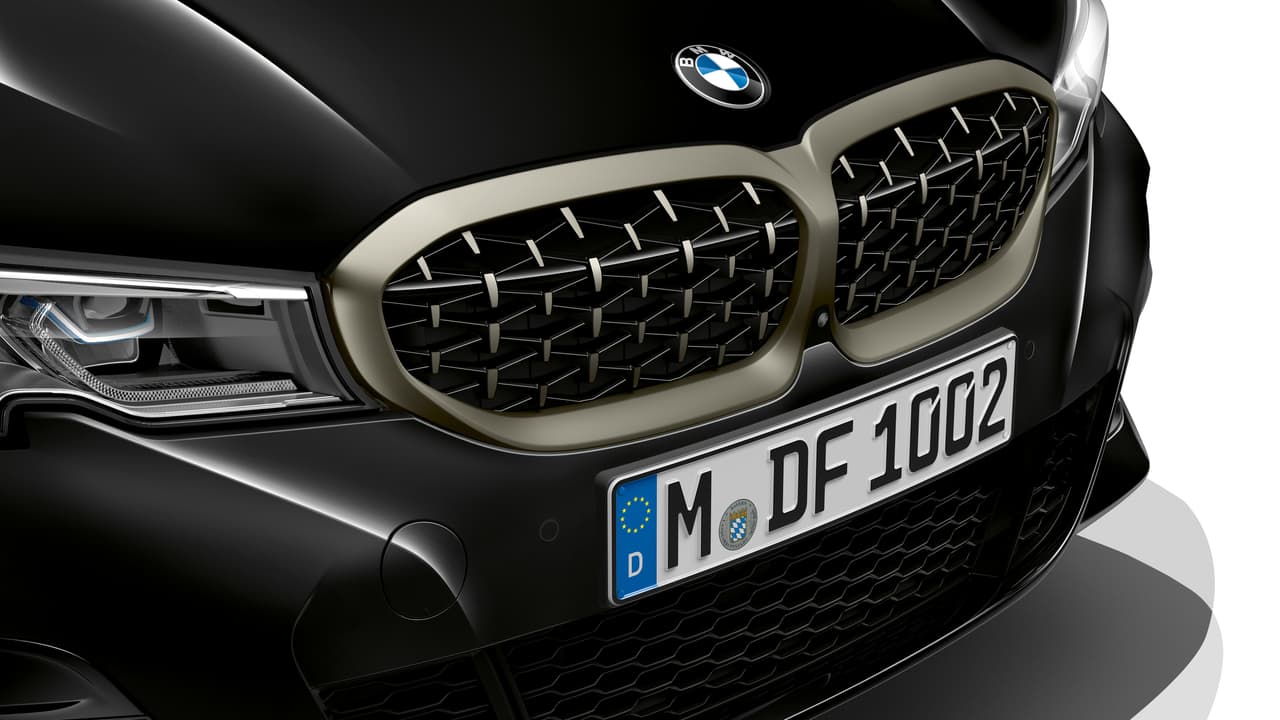 Uno de los aspectos visuales en el que el nuevo modelo del BMW Serie-3 se separa del auto que reemplaza es en 
<b>el gran tamaño de su parrilla dividida</b> que ahora además cuenta con contornos más agresivos y menos redondeados. Personalmente creo que se trata de una 
<b>gran mejora visual</b> para el nuevo modelo.