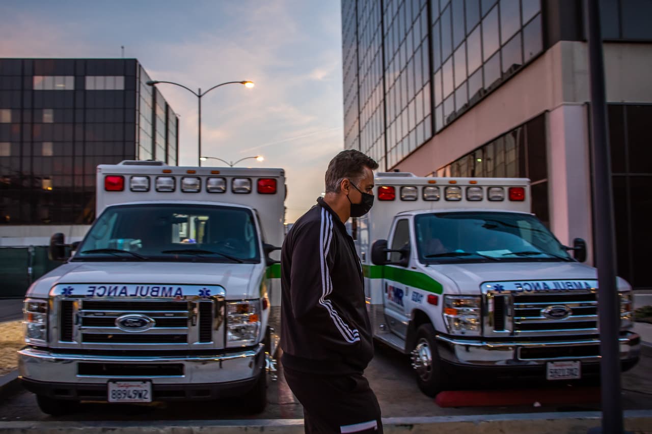 Reportes indican que las ambulancias deben esperar hasta ocho horas a las afueras de los hospitales.