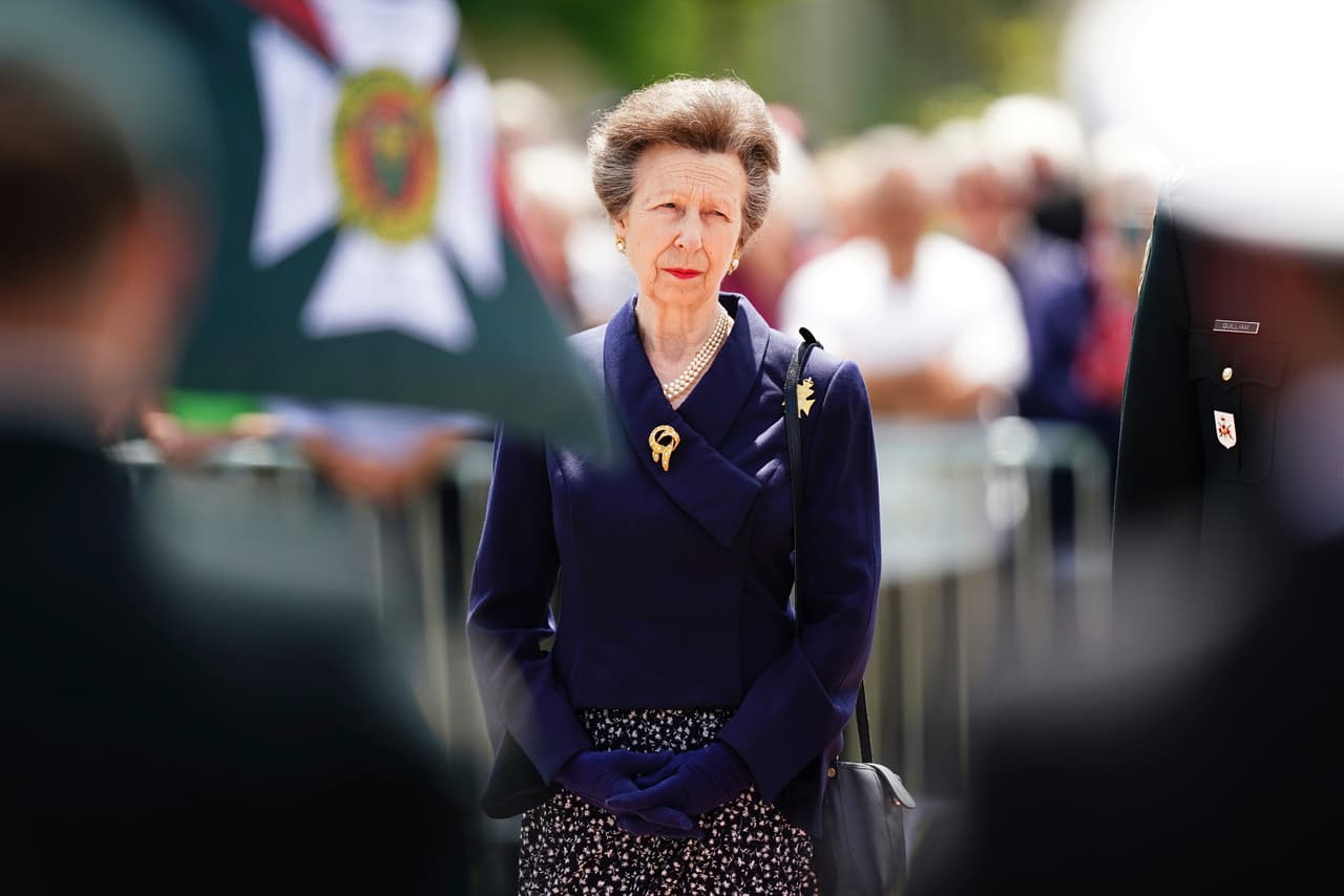 La princesa Ana de Inglaterra sufre una conmoción cerebral en un "incidente"; se espera que se recupere
