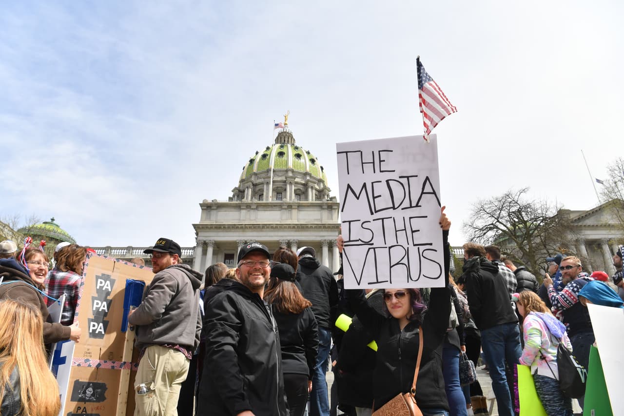 "Estamos dando pequeños pasos para recuperar un grado de normalidad en Pennsylvania", dijo Wolf.
<br>
<br>Mientras hablaba, los manifestantes se reunieron fuera del Capitolio estatal para exigir que Wolf reabriera la economía del estado maltratada por el virus.
<br>