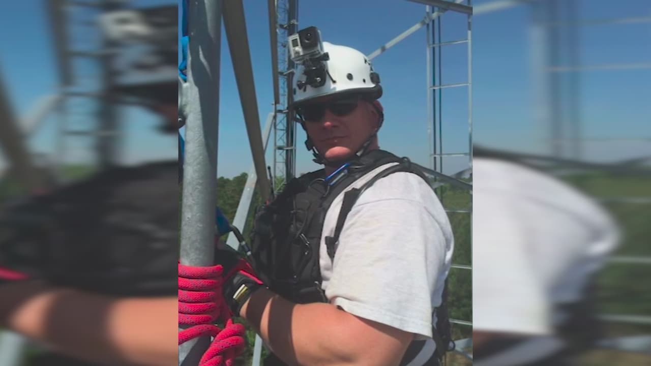 El Departamento de Bomberos de Clayton dio a conocer que Jason Dean, jefe adjunto de Operaciones y Entrenamiento, falleció a causa del covid-19. Al menos 17 bomberos dieron positivo por coronavirus semanas anteriores. Dean, quien pertenecía desde hace 20 años al cuerpo de bomberos, falleció a la edad de 42 años.