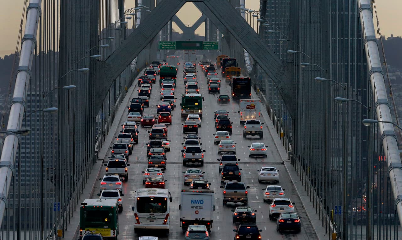 <b>Puesto 7: California. </b>Es el octavo más alto del país en el deterioro de carreteras (34.9%) y el quinto en el descarrilamientos (369 entre 2015 y 2019, el equivalente a 7,6 por cada 100,000 millas de vías). Por otro lado solo el 7% de los puentes necesitan reparación (el 24º más bajo de EEUU).