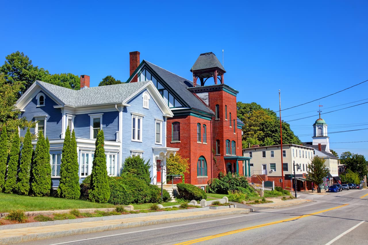 <h2 class="cms-H2-H2">10. Somersworth, New Hampshire</h2>
<br>
<br>🏠 
<b>Precio promedio de una vivienda:</b> $329,900
<br>
<br>🏠 
<b>Zona metropolitana:</b> Boston, Massachusetts
<br>
<br>Esta localidad, de unos 12,000 habitantes, se sitúa a unas dos horas en coche de Boston. En el informe de Realtor.com, la agente de bienes raíces Maria Shute apunta que el sitio ofrece muchas ventajas para los nuevos compradores durante este nuevo. “Esta es una ciudad que se ha beneficiado”, apunta. 
<br>
