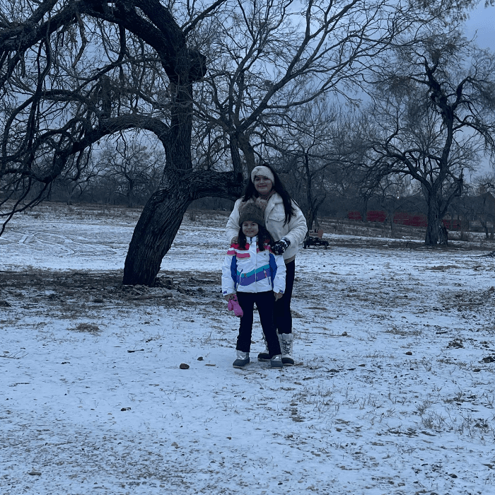 La tormenta invernal trajo una densa capa de nieve que cubrió la ciudad y varias zonas del centro de Texas. 
<br>
<br>Usuarios de Univision enviaron las imágenes de cómo vivieron la primer nevada del 2025.