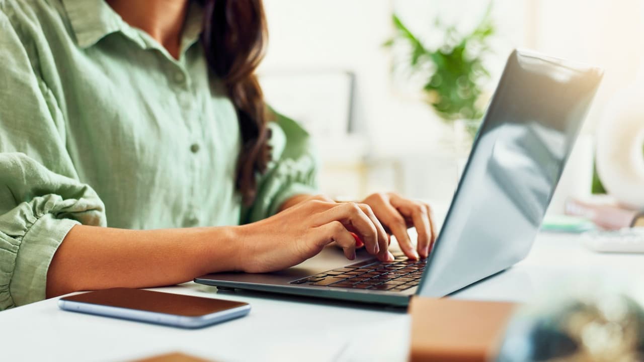 <h3 class="cms-H3-H3">Lo esencial: </h3>
<br>
<br>
<b>Los bots pueden ser buenos o malos: </b>Algunos nos facilitan la vida, mientras que otros pueden engañarnos. 
<br>
<b>Funcionan solos: </b>No necesitan que una persona los controle constantemente. 
<br>
<b>Están en todas partes: </b>Redes sociales, tiendas en línea, buscadores y hasta en juegos.
