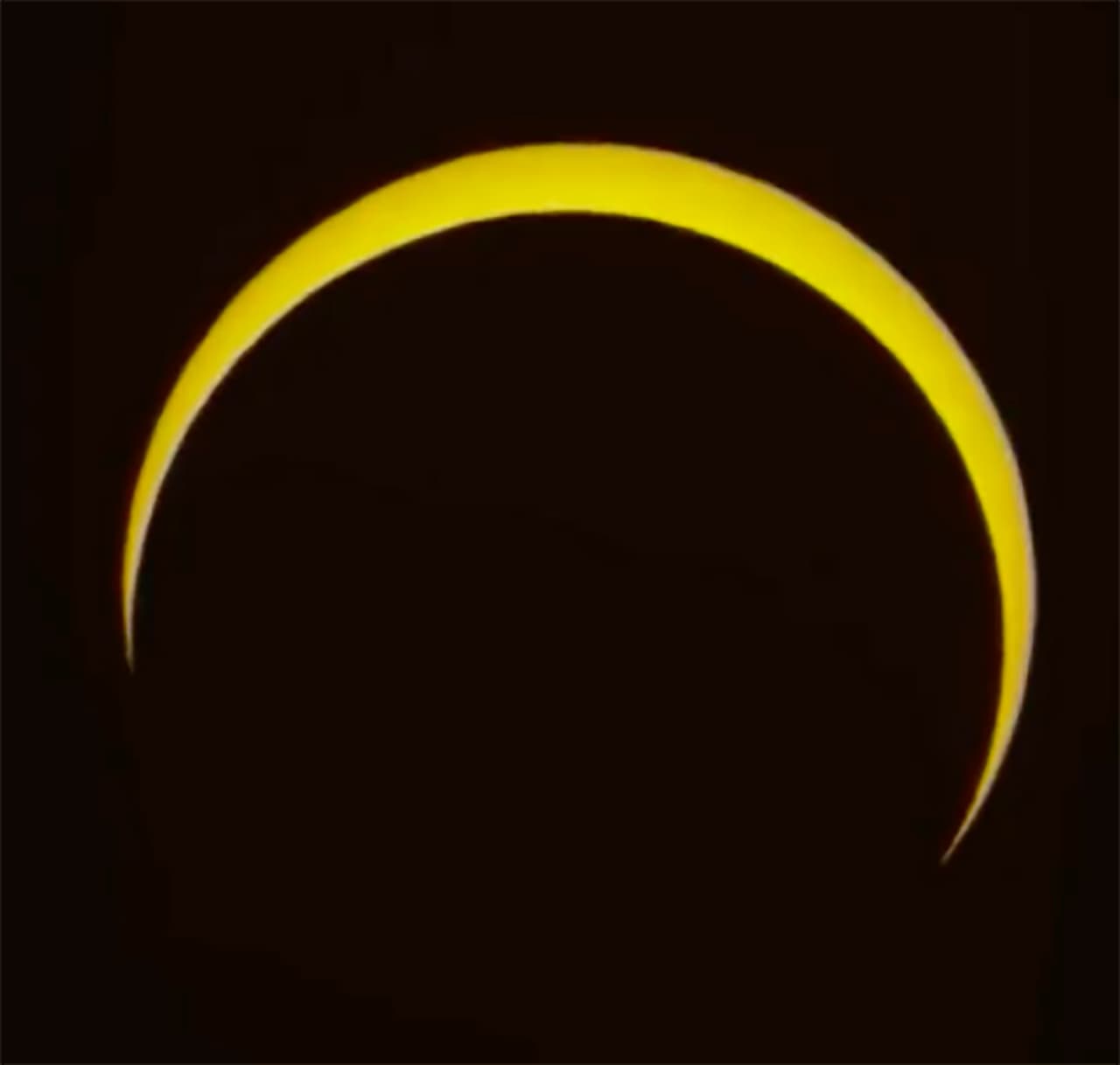 Imagen del eclipse solar capturada por el telescopio robótico Slooh del Centro Astronómico Internacional, en Abu Dhabi, Emiratos Árabes Unidos.
