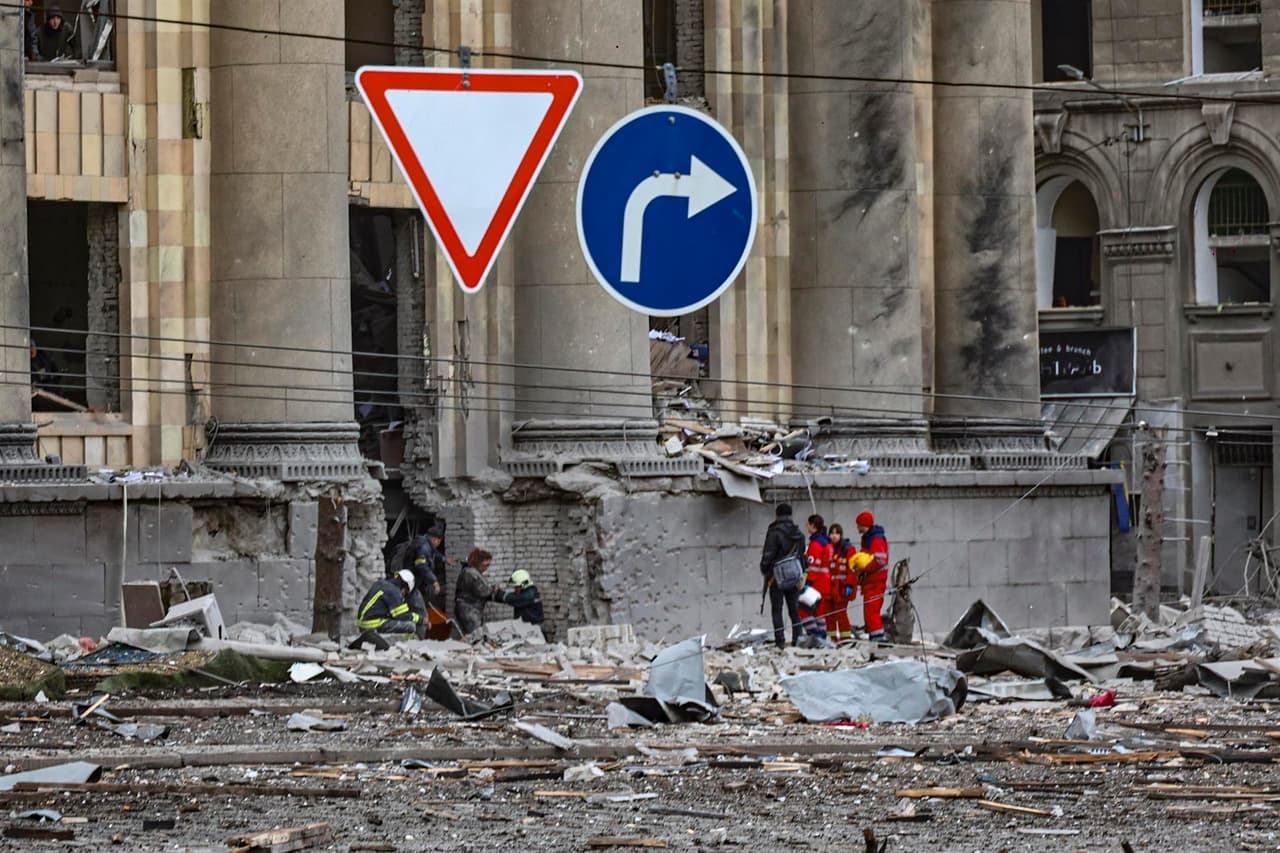 El presidente ucraniano, Volodymyr Zelensky, dijo este martes que el bombardeo ruso contra la ciudad de Járkov era un "crimen de guerra" y señaló que la defensa de la capital era la "prioridad". 
<b>"El bombardeo contra Járkov es un crimen de guerra. Es terrorismo de Estado"</b>, dijo Zelensky en un video publicado en Telegram.
<br>
<br>"Avanzan hacia la capital como en Járkov. Por eso la defensa de la capital es hoy la principal prioridad" de Ucrania, añadió.