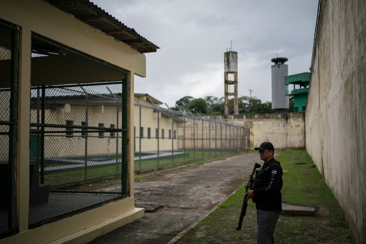 Si bien las autoridades ya tienen una confesión y los tres involucrados son sospechosos de asesinatos, esperan que a medida que avance la 
<a href="https://www.univision.com/temas/investigacion">investigación</a> 
<b>se puedan establecer nuevos cargos para los reos que ayudaron al agresor. </b>
<br>