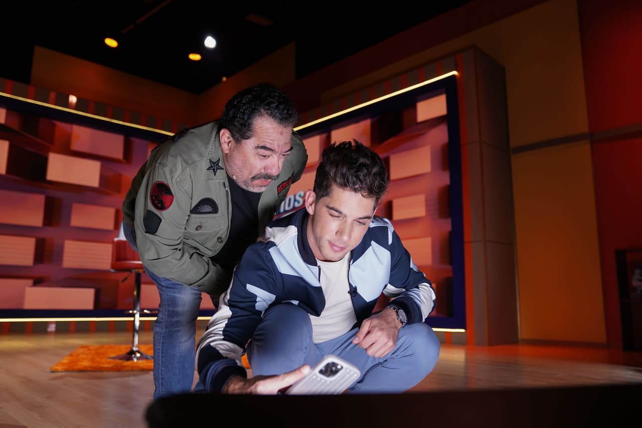 Aquí vemos al 'Borrego' Nava y Mauricio Garza observando lo último que pasa en La Casa antes de entrar al aire.
