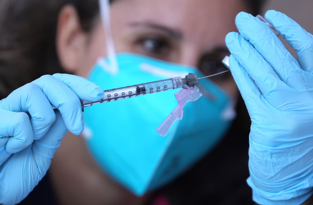 <b>Las vacunas que contienen ARN afectan el ADN de las personas.</b>
<br>
<br>Las llamadas vacunas del ARN mensajero -como la de Pfizer y BioNTech- enseñan a nuestras células a reproducir una proteína que desencadena una respuesta inmune que nos protege de las infecciones. Las vacunas que usan las plataformas ARN ya habían sido evaluadas en estudios clínicos en el pasado para antídotos contra el zika o la rabia.
<br>
<br>“No hemos empezado de cero, ni es la primera vez que estas tecnologías están siendo usadas en cuerpos humanos. Aunque no hayan sido aprobadas antes, hay mucha evidencia”, señala la microbióloga María Elena Bottazzi, del Centro de Desarrollo de Vacunas de la Universidad de Baylor.
<br>
<br>En el 
<a href="https://espanol.cdc.gov/coronavirus/2019-ncov/vaccines/different-vaccines/mrna.html">apartado</a> dedicado a explicar minuciosamente cómo funcionan estas vacunas, los CDC subrayan que estas vacunas no afectan nuestro ADN, ni interactúan con él de ninguna forma y que cualquier vacuna que la FDA ponga a disposición del público cumplirá con las “rigurosas normas de seguridad y efectividad de cualquier otra vacuna”.
