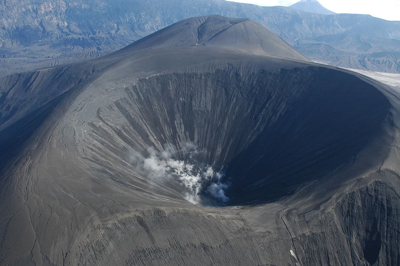 <b>Puesto 19: Mount Okmok, Alaska. Índice de amenaza general: 117. </b>Se encuentra en la isla de Umak, en el extremo sureste de Alaska. El Servicio Geológico de los Estados Unidos ha identificado al menos unos 160 volcanes activos y a partir de 65 en su índice son considerados de amenaza alta. Despues de 129 son considerados una amenaza muy alta.