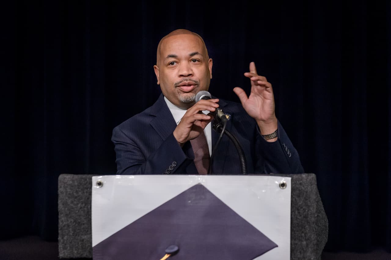 "Este ha sido un capítulo trágico en la historia de nuestro estado. La dimisión del gobernador Cuomo es la decisión correcta", dijo el Presidente de la Asamblea del Estado de Nueva York, Carl Heastie. "Las valientes mujeres que dieron un paso adelante fueron escuchadas. Todo el mundo merece trabajar en un entorno libre de acoso. He hablado con la vicegobernadora Hochul y espero trabajar con ella", añadió.