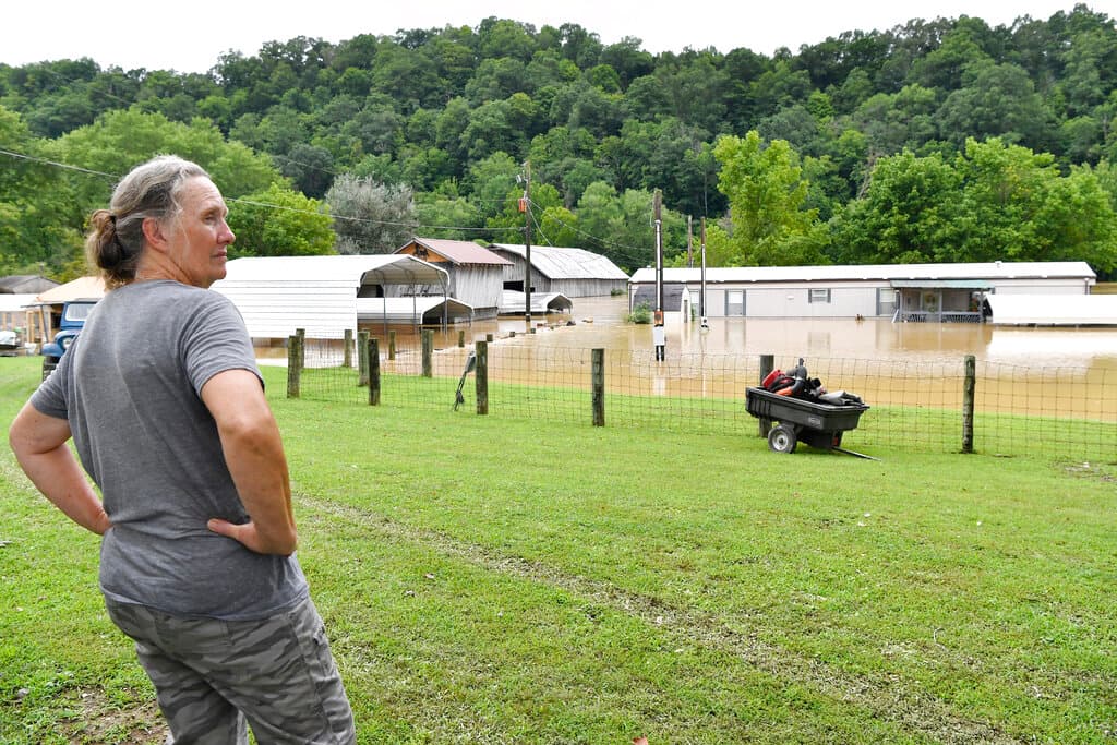 En el condado de Breathitt, en el este de Kentucky, las inundaciones cubrieron carreteras e inundaron casas y negocios. 
<br>
<br>Un departamento de bomberos voluntarios tuvo que abandonar su estación inundada, dijeron las autoridades.