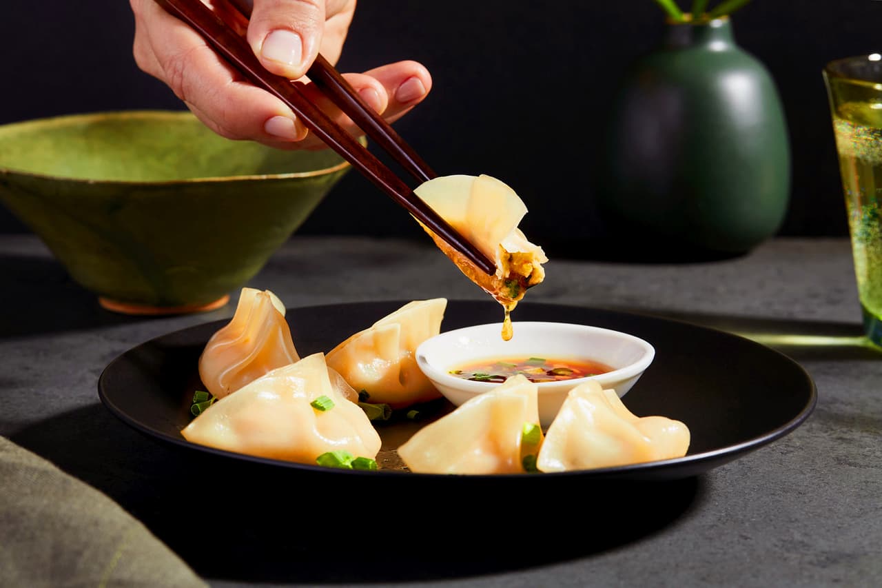 Empanadillas al vapor elaboradas con la carne de cerdo cultivada de Fork & Good.