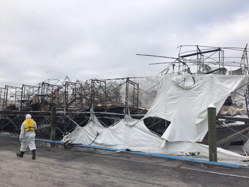 El incendio comenzó, según dijeron los bomberos de Fort Lauderdale, en el yate ‘Lohengrin’, en donde unas personas habían estado horas antes que se prendiera en fuego. 
<br>