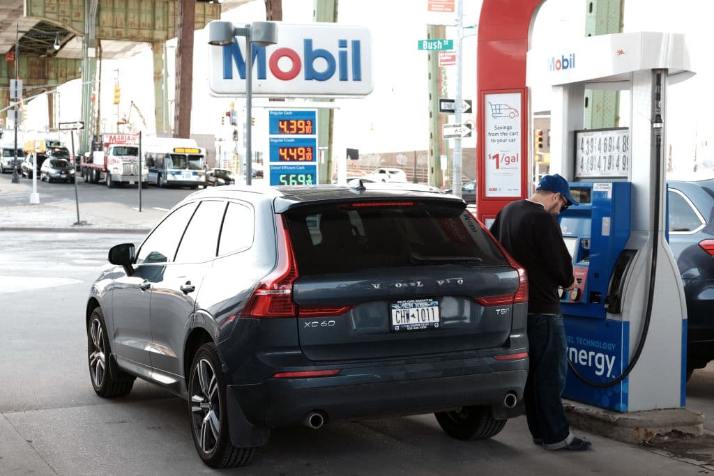 Al finalizar la semana, el viernes, GasBuddy, operador de aplicaciones y sitios web basados en la búsqueda de precios de combustible en tiempo real, reporta que varias gasolineras de NJ , CT y NY, tiene precios 
<b>algunos centavos por debajo de los $4.</b>