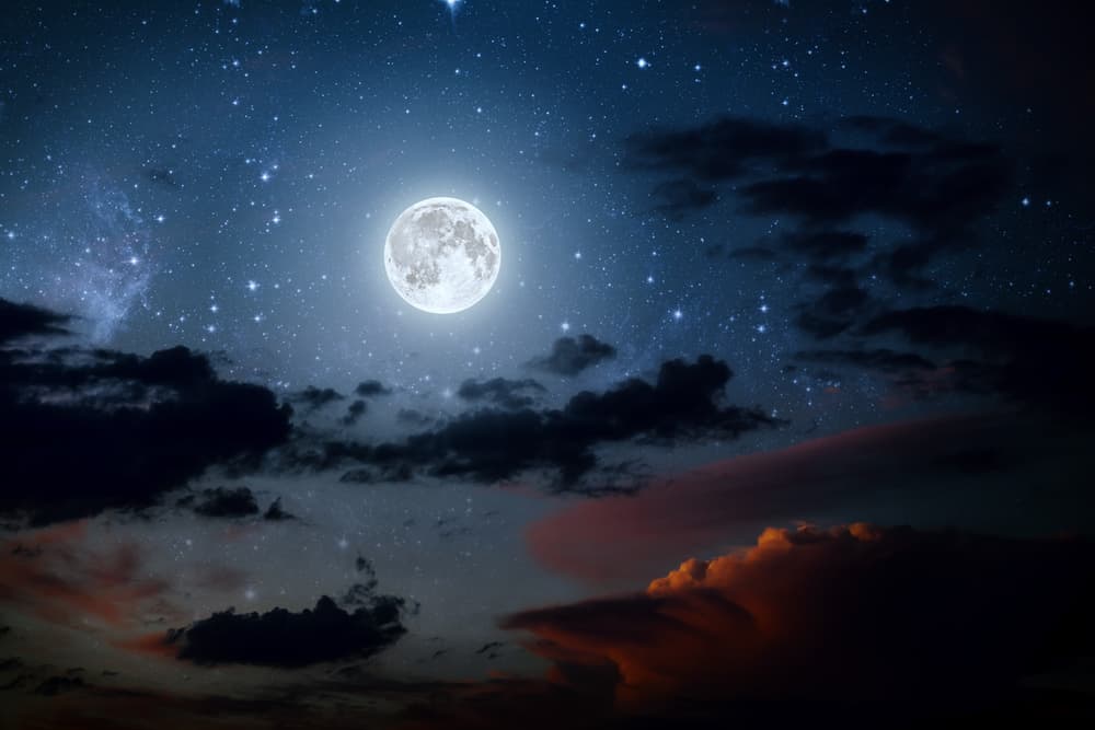 A partir de ese día de Luna llena cuentas seis días más. Digamos, si la Luna llena ocurre el 14 de agosto contarás seis días después, y el día 20 exactamente, utilizarás el elemento alquímico del agua de la forma siguiente.