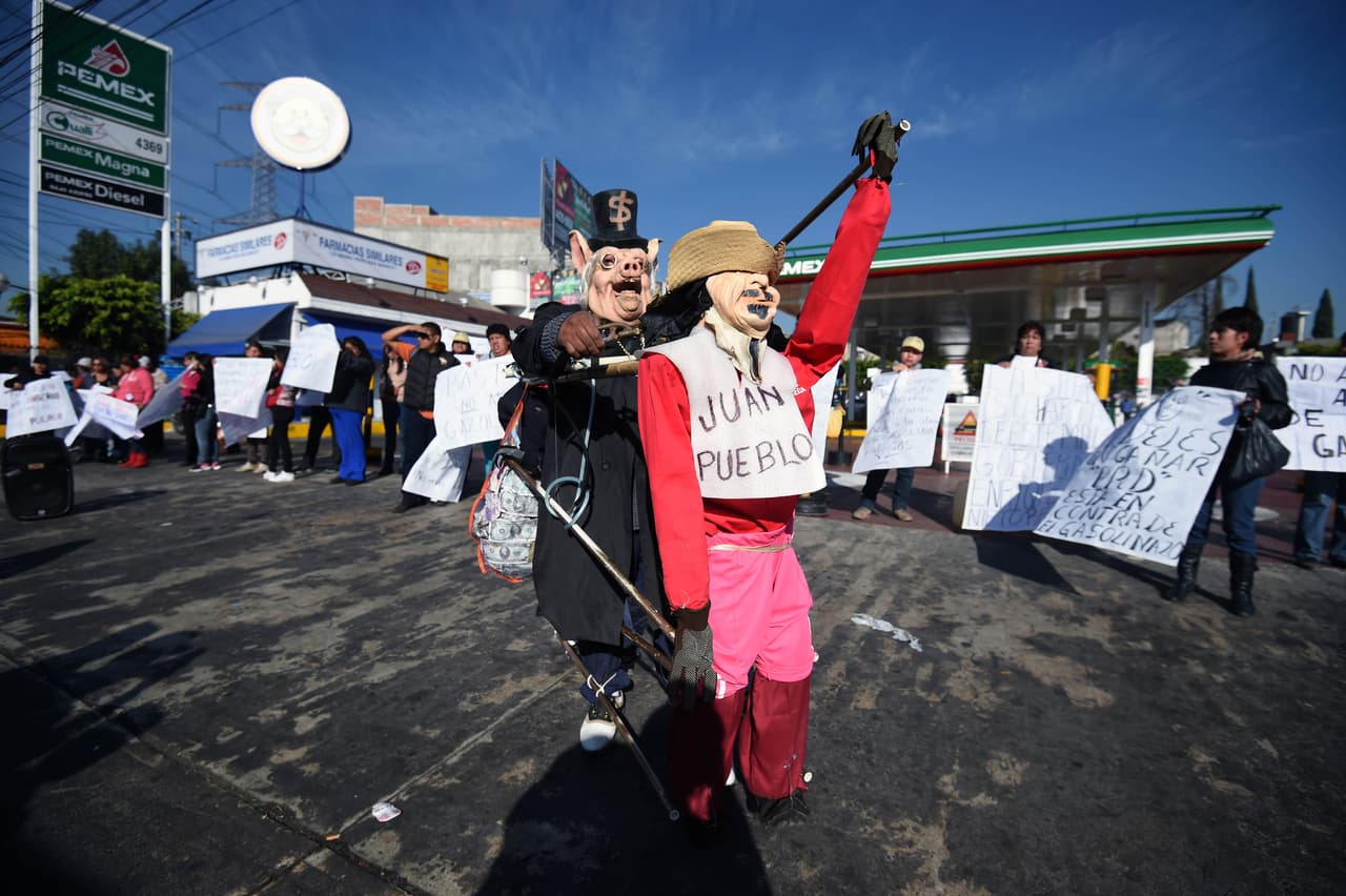 Mexicanos han tomado las calles de algunas ciudades, otros cerraron el paso de las carreteras. 
<br>