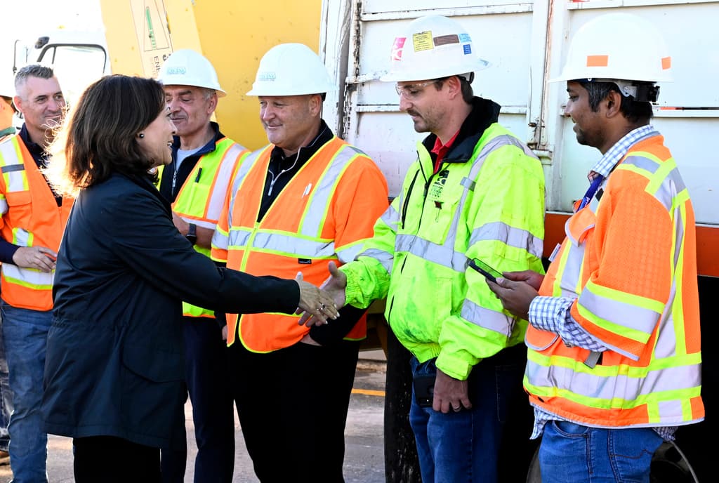 Harris quiso expresar su agradecimiento personalmente a los trabajadores, como lo ha hecho constantemente la alcaldesa de Los Ángeles, Karen Bass.