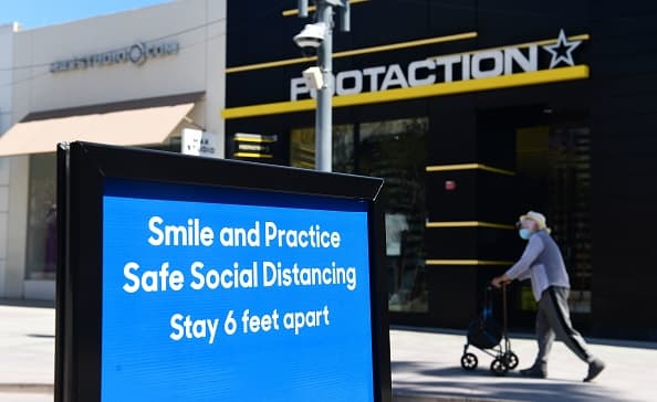 En paseos turísticos, como el Third Street Promenade en Santa Monica, algunos anuncios de la ciudad ahora muestran las normas de distanciamiento social.