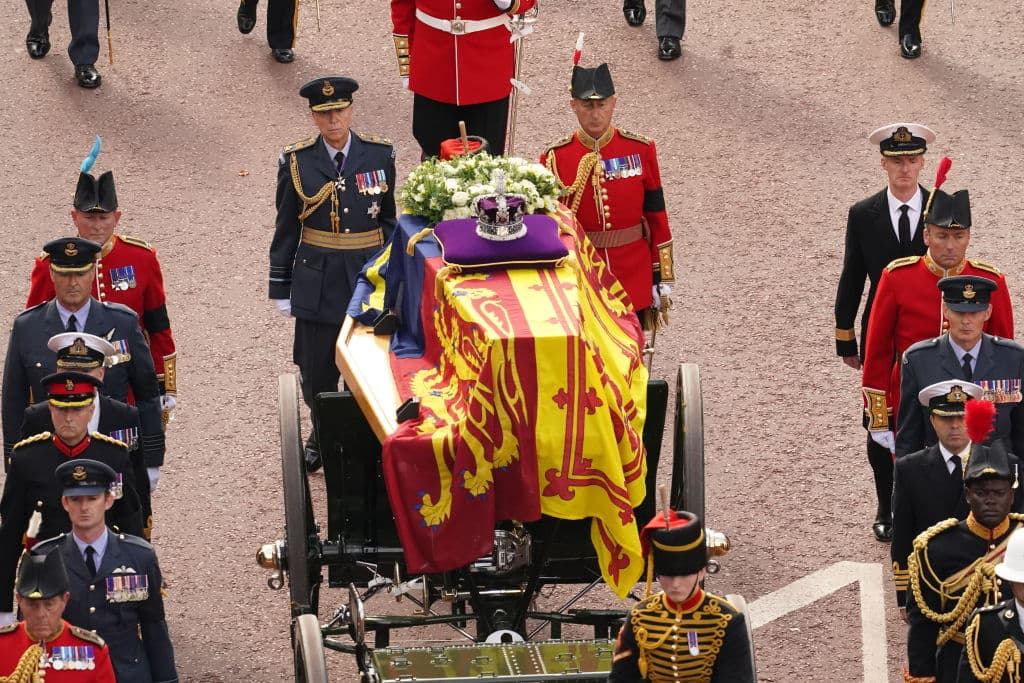 ¿Por qué el carro para cañones donde iba el féretro de Isabel II no iba tirado por caballos?