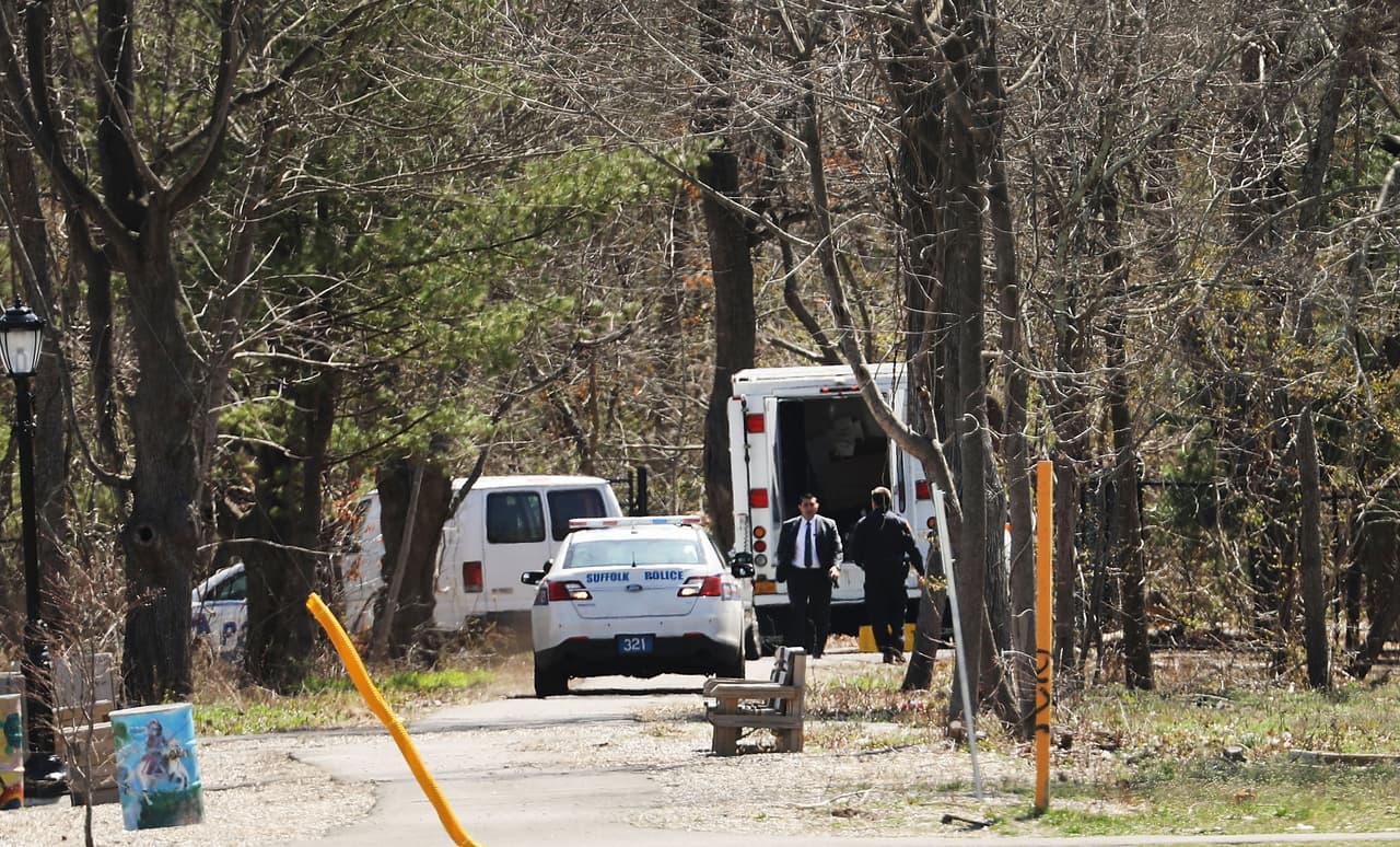 La más reciente masacre perpetrada por la Mara Salvatrucha en Long Island fue la de cuatro jóvenes en un parque de la zona de Central Islip. Ocurrió en abril pasado. En la imagen, policías de investigación peinan el lugar donde fueron hallados los cuerpos. (Spencer Platt/Getty Images)