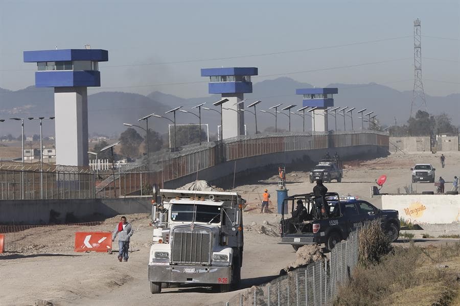 Agentes federales y del Ejército mexicano custodiaban el sábado 9 de enero de 2016, el penal de máxima seguridad del Altiplano, en el municipio de Almoloya de Juárez, en el Estado de México, de donde escapó el narcotraficante Joaquín "El Chapo" Guzmán, quien fue recapturado e ingresado en la misma prisión.