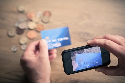 <b>Préstamos de anticipo en efectivo:</b> 
<br>Ten cuidado con los prestamistas que ofrecen su dinero de estímulo por adelantado. Estos préstamos a menudo vienen con altas tasas de interés, que se acumulan rápidamente si no puedes pagar el monto total en un corto período de tiempo.