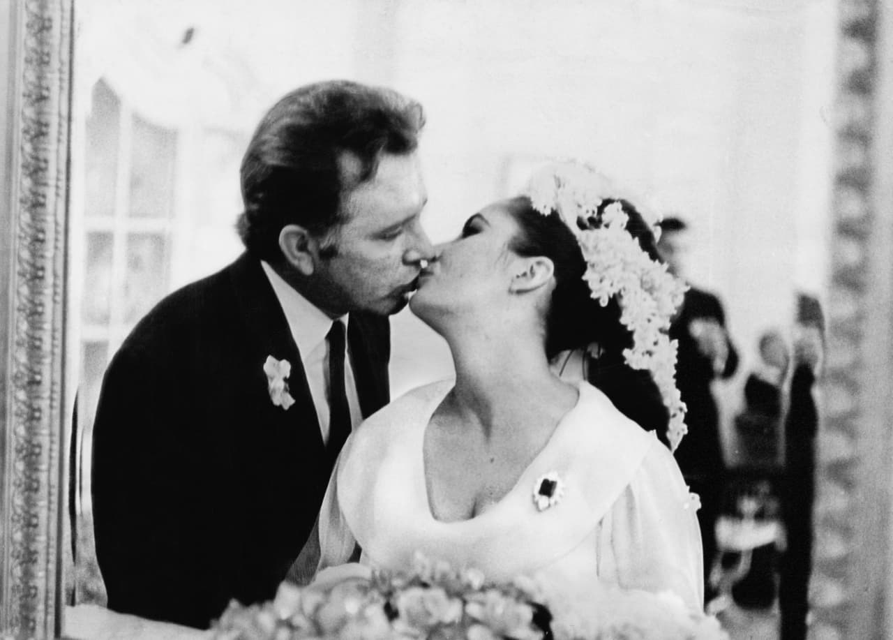 Uno de los anillos de compromiso del que se ha dado cuenta en el mundo del espectáculo es el que Richard Burton le entregó a Elizabeth Taylor.