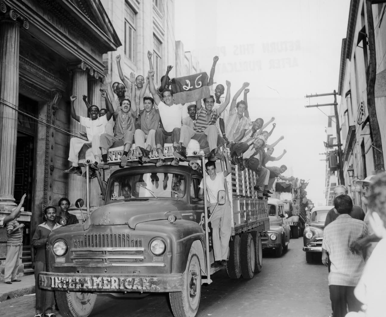 La caída del dictador Fulgencio Batista fue celebrada por los residentes de La Habana y otras ciudades. Muchos llevaban banderas del ‘Movimiento 26 de Julio’, la organización guerrillera comandada por Fidel Castro que tomó el poder el 1 de enero de 1959. Castro había sido encarcelado en 1953 cuando había intentado junto a otros tomar un cuartel militar en Santiago de Cuba. Salió libre, se exilió en México y desde allí comenzó a preparar la rebelión.