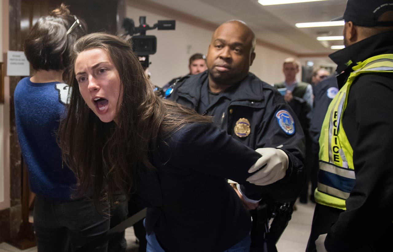 Varios manifestantes fueron arrestados fuera de la sala de audiencias del parlamento donde finalmente se despejó el camino para que el Senado vote el proyecto de ley impulsado por el presidente Donald Trump.