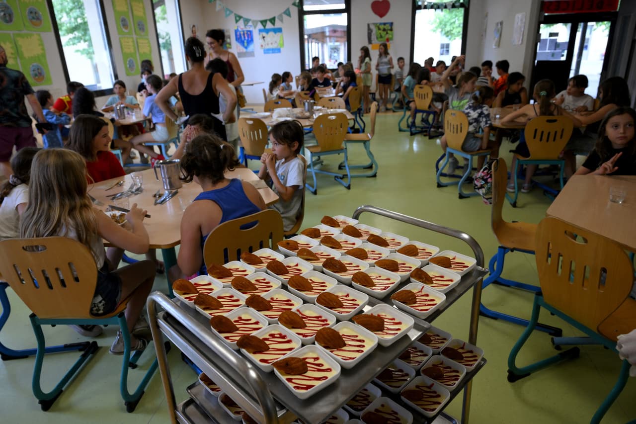 En nuevo programa se implementará en todos los distritos escolares públicos estatales, las oficinas de educación del condado y las escuelas denominadas tipo chárter.
<br>