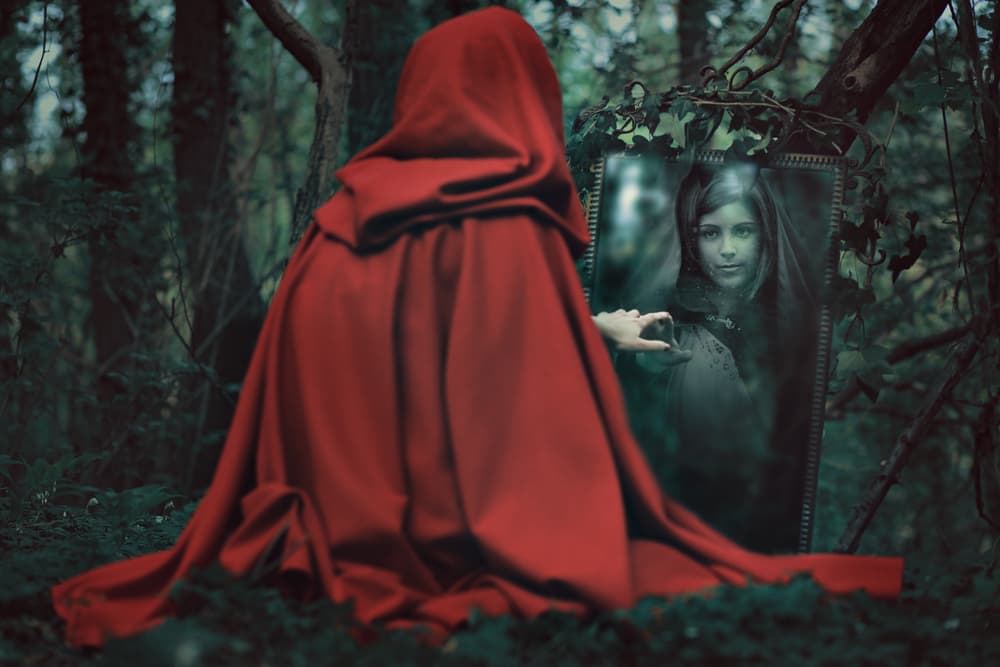 <b>El espejo ha servido de inspiración a escritores y artistas</b>
<br>El espejo aparece con frecuencia en relatos y cuentos infantiles convertido en mágico, ahí está el famoso espejo de la madrastra de Blanca Nieves preguntándole quién era la más hermosa. Otros le atribuyen la facultad de ver el pasado, y el futuro.