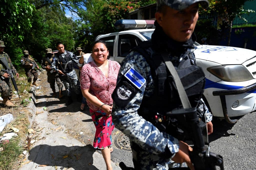Después de que el 26 de marzo se reportaron 62 homicidios en un día, el Congreso salvadoreño, a pedido del presidente Bukele, aprobó una estado de excepción para combatir a las pandillas que limita la libertad de asociación, suspende el derecho de las personas a ser debidamente informadas de sus derechos y del motivo de arresto, así como de la asistencia de un abogado.