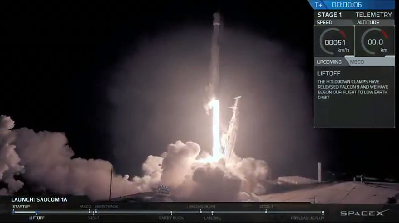 La nave espacial de SpaceX, 
<a href="https://www.univision.com/noticias/exploracion-espacial/en-fotos-el-cohete-mas-poderoso-del-mundo-pone-un-auto-tesla-en-orbita-fotos">una de las compañías de Elon Musk</a>, fue lanzada desde la base aérea Vandenberg, a unas 150 millas al oeste de Los Ángeles. Llevó al espacio un satélite argentino que será utilizado en el manejo de emergencias y monitoreo de tierras.