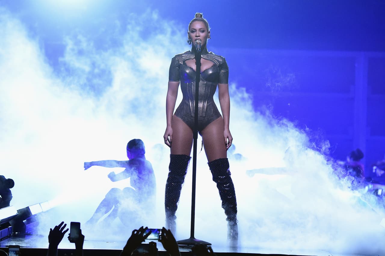 Beyoncé 
<a href="http://www.nytimes.com/2016/12/06/arts/music/grammy-nominations-2017.html">nominada a 9 Grammys</a>, entre ellos mejor álbum por 'Lemonade' y mejor canción por 'Formation'.