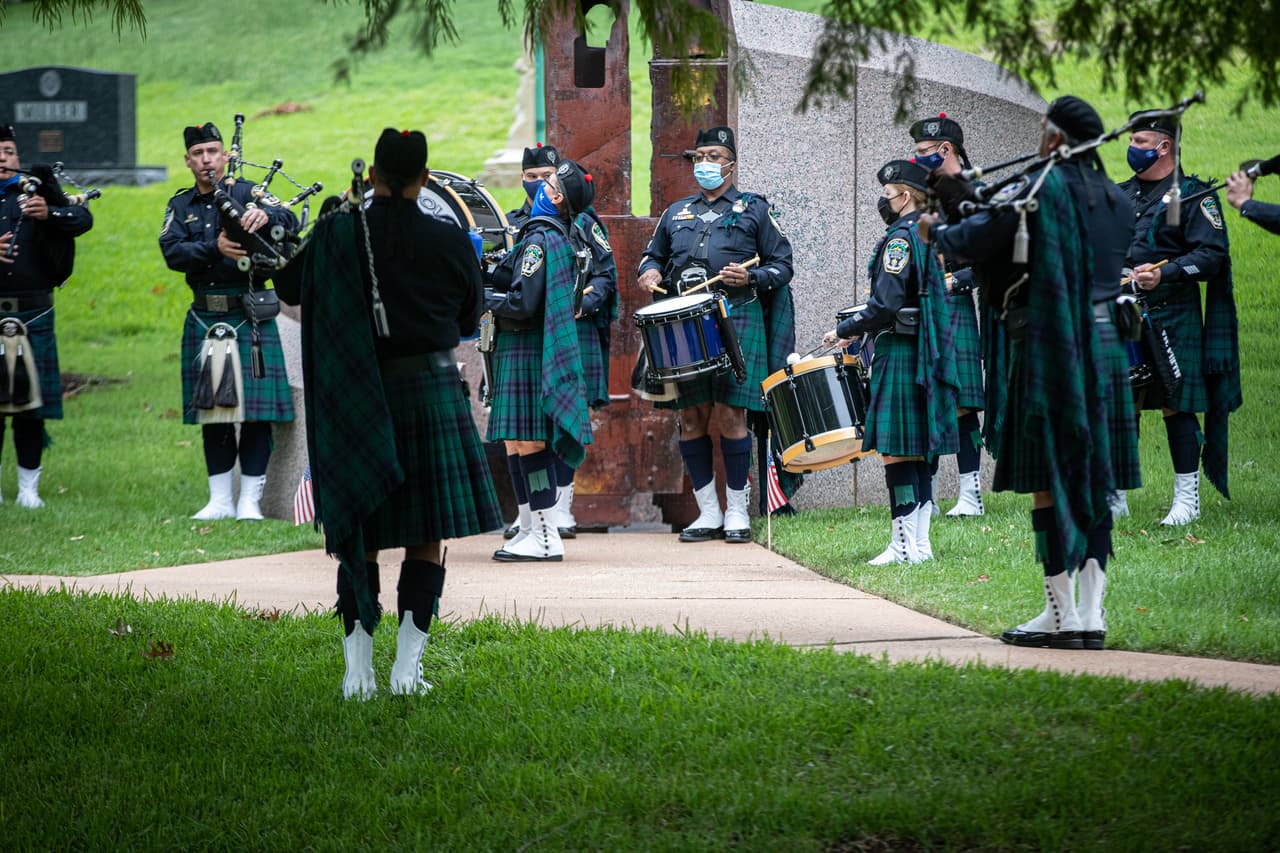 Empleados del Emergency Services Pipes and Drums of Texas realizaron una ceremonia en el cementerio estatal de Texas