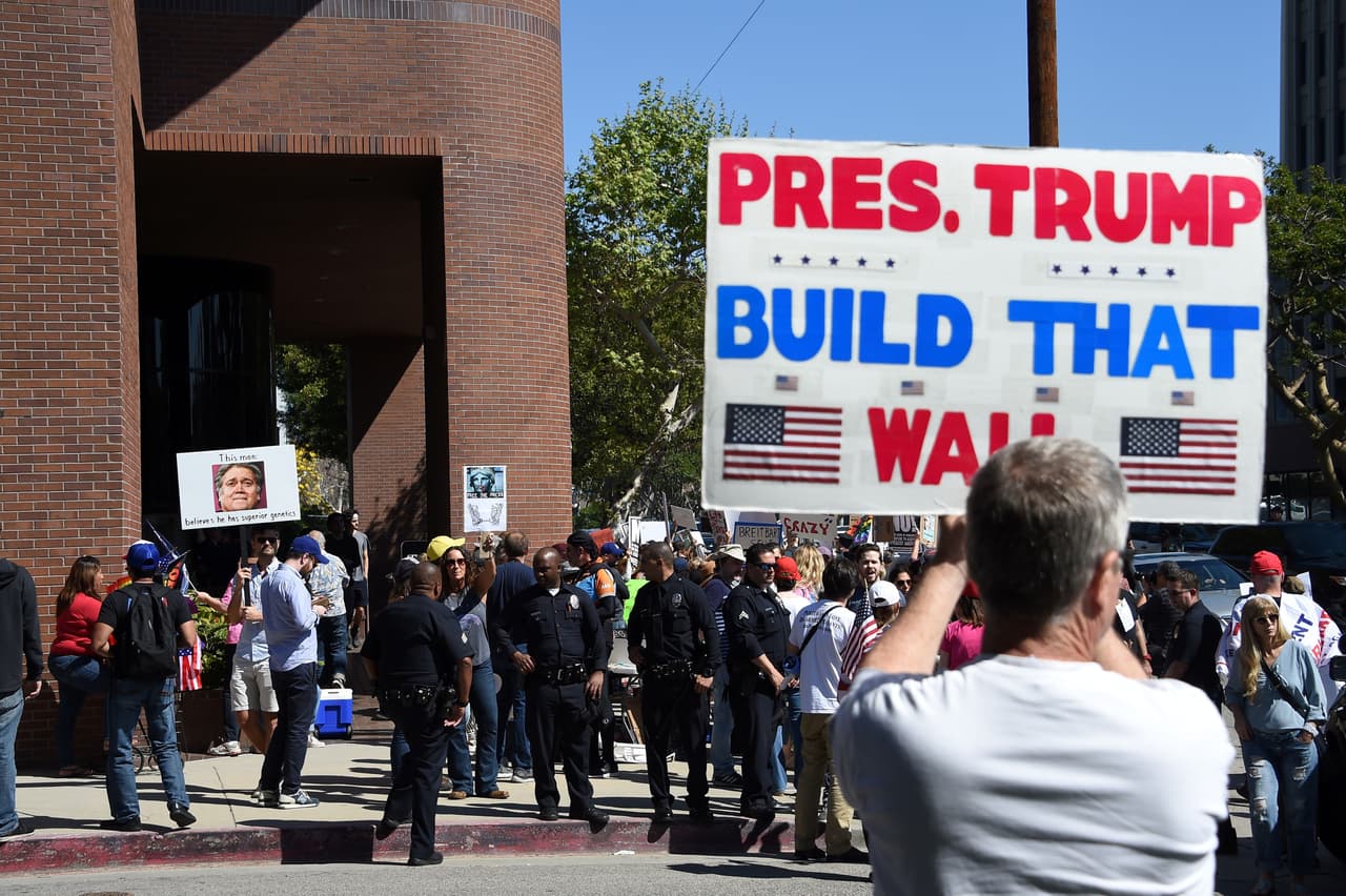 Simpatizantes de Trump piden construir un muro con México