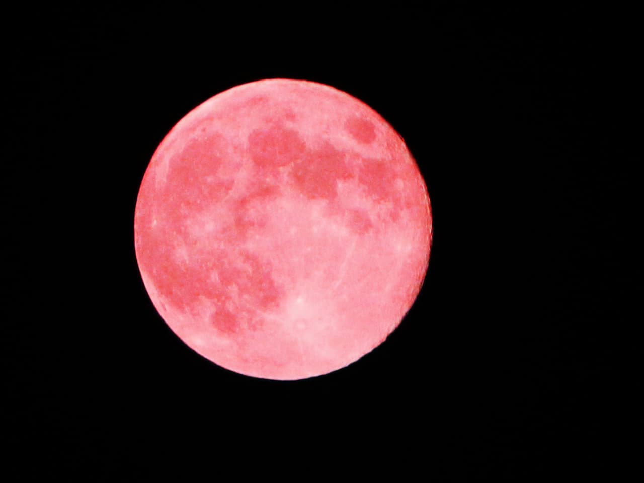 <b>Abril: luna rosada</b>
<br>
<b>Signo que la rige: Aries y Dragón en el horóscopo chino</b>
<br>
<br>Los indígenas de América del Norte llaman a la luna llena de abril la luna rosada pues la asocian con una especie de planta silvestre que florece temprano. 
<br>