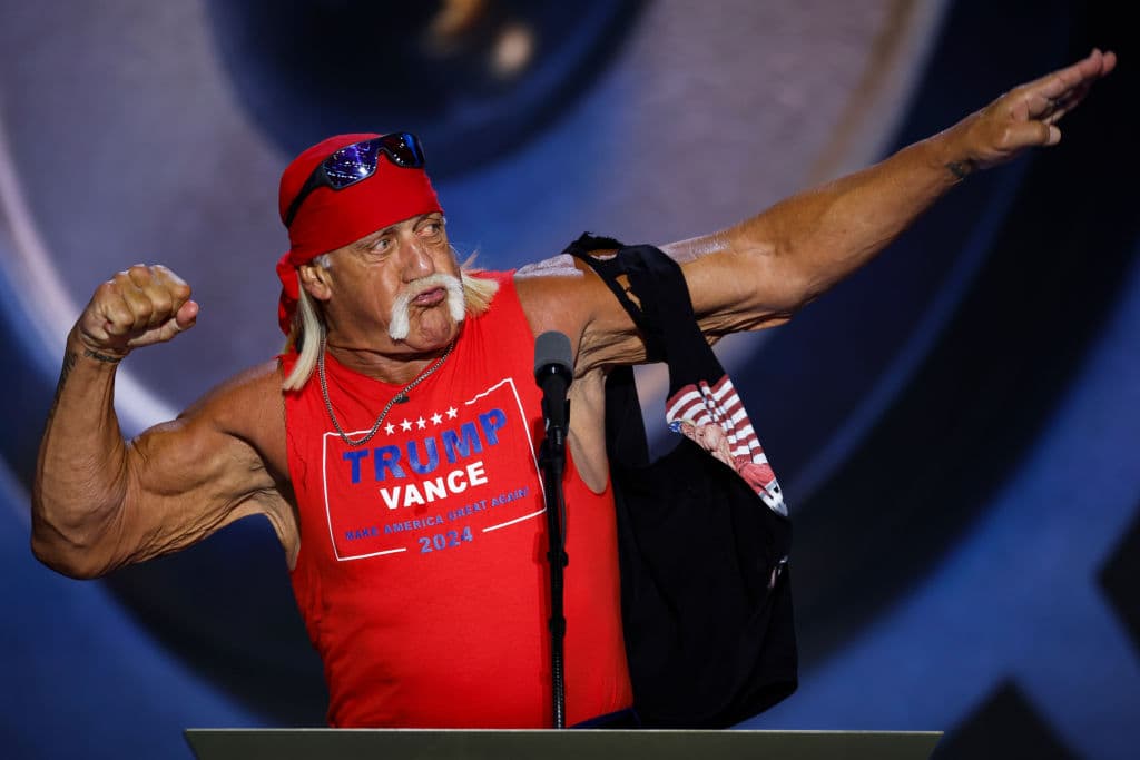 El artista y luchador Hulk Hogan posa en el escenario de la Convención Nacional Republicana en el Foro Fiserv, el 18 de julio de 2024 en Milwaukee, Wisconsin.