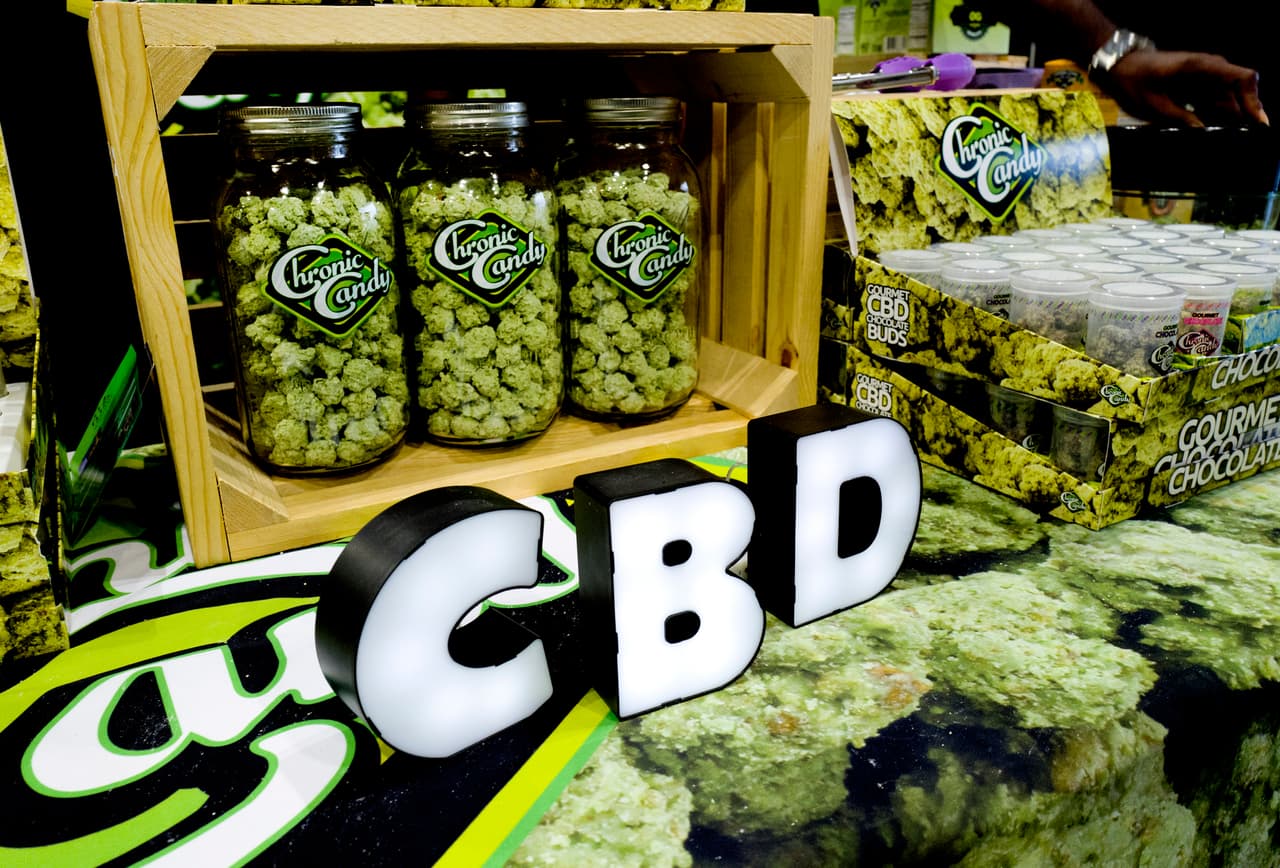 En la imagen, chocolates con CBD hechos por Chronic Candy y presentados en el evento Big Industry Show, realizado en el centro de convenciones de Los Ángeles el pasado agosto de 2018. Desde lociones para la piel, hasta agua embotellada: hay montones de compañías en el país vendiendo productos con infusiones de cannabidiol, que proviene de las plantas de marihuana o cáñamo, pero no provoca el efecto de una droga. Se supone que tiene efectos calmantes.