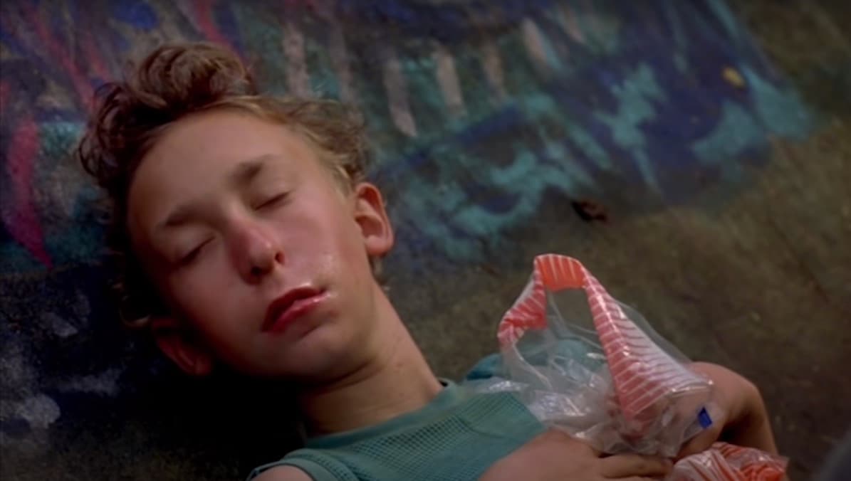 <b>‘Gummo’</b> 
<br>Es una película de 1997 que retrata la aventura de un grupo de niños en Ohio después de que un tornado devastara su comunidad. Los protagonistas recorren el pueblo en bicicletas en busca de gatos para asesinarlos y venderlos.