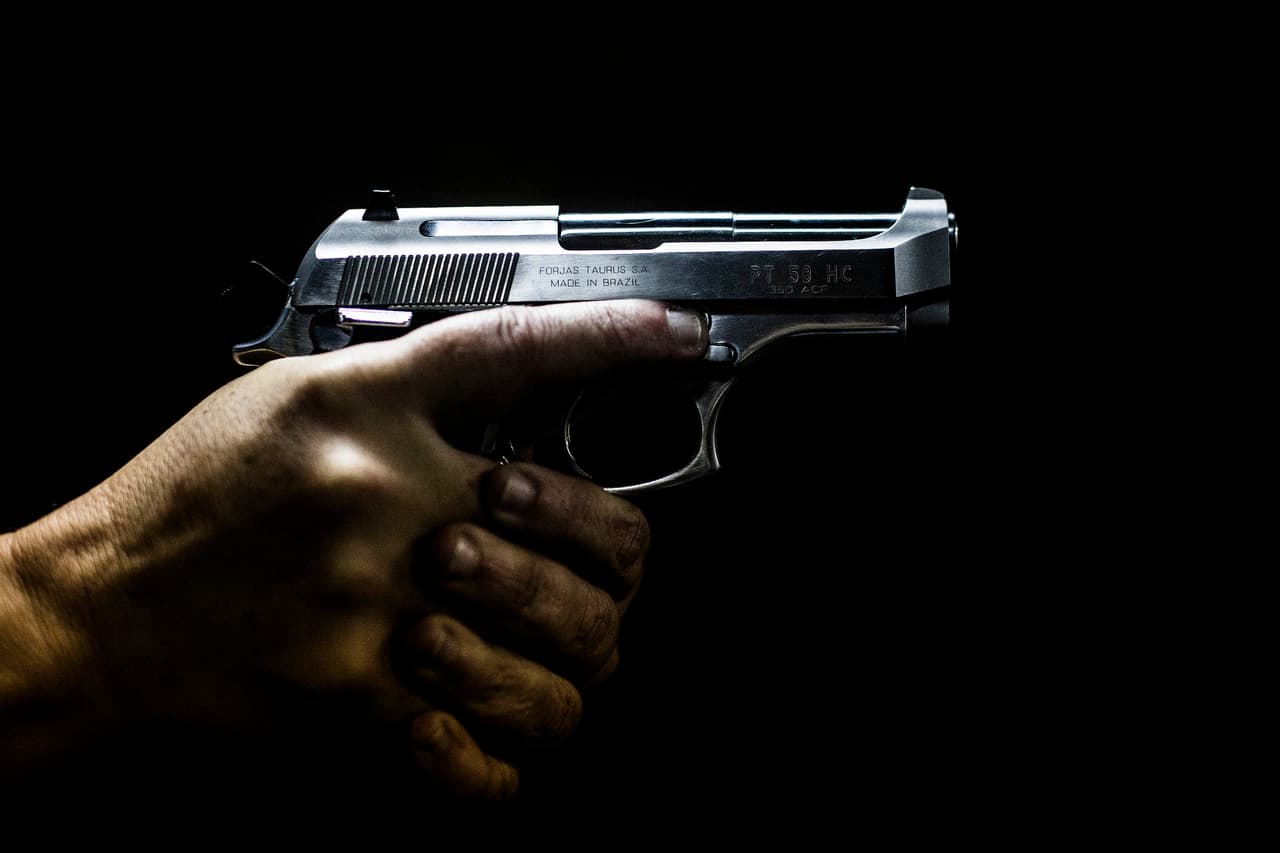 "'
<a href="https://guides.sll.texas.gov/gun-laws/stand-your-ground" target="_blank">Stand your ground’ o ‘mantente firme’</a> es una ley que está vigente en Texas. La han tratado de cambiar varias veces, pero se mantiene fuerte. Más que nada le da privilegio o el poder de defenderse con fuerza a una persona que está protegiendo su propiedad, su casa o a uno mismo. También incluye hasta donde uno trabaja”, indicó el abogado de litigio, Benny Agosto Jr.